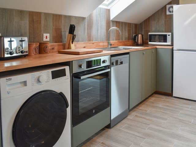 Kitchen area | Moorhens - Chilsham Farm Nurseries, Herstmonceux, near Hailsham