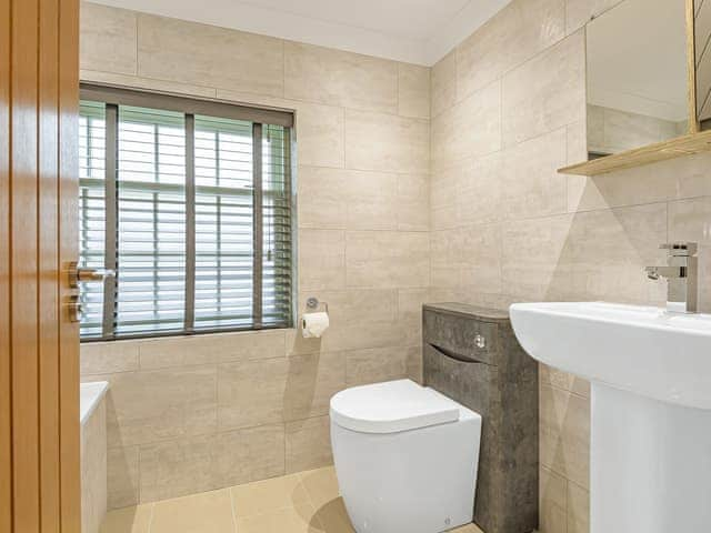 Bathroom | Royal Oak Cottages- Salem Porter - Royal Oak Cottages, Wainfleet, near Skegness