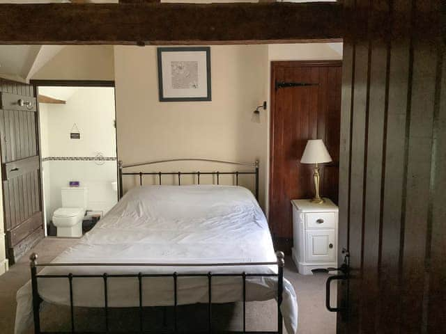 Lovely bedroom with en-suite. | Repton Cottage - Foremark Cottages, Milton, near Repton