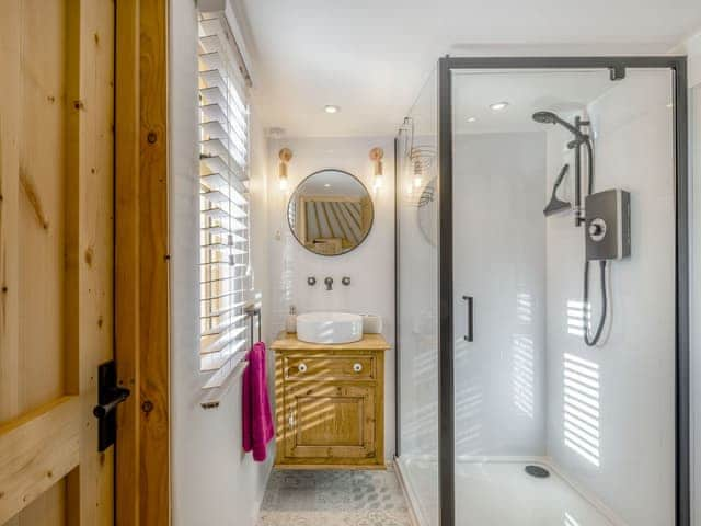 Shower room | Butterfly Roundhouse - The Roundhouses, South Walsham