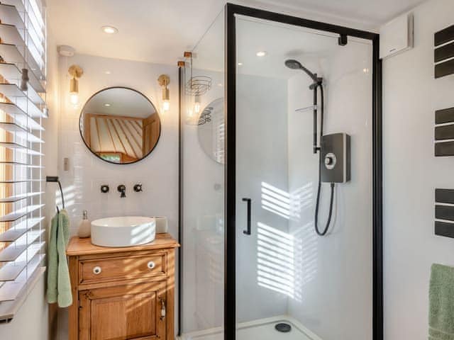 Shower room | Bee Roundhouse - The Roundhouses, South Walsham