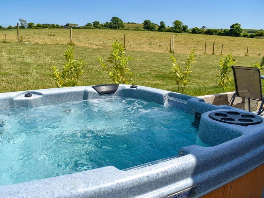 Hot tub | Whitey Top Country Lodge - Whitey Top Lodges, Pentridge