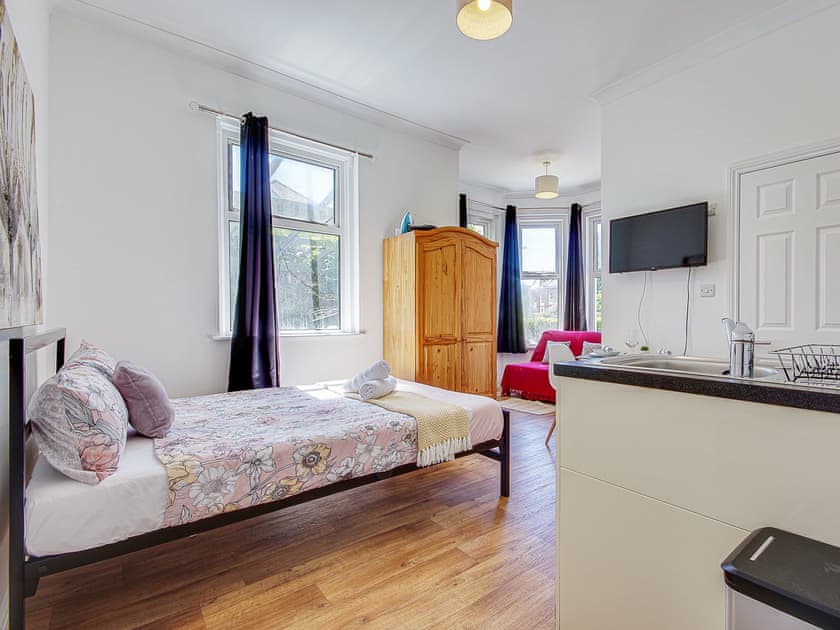 Heron Court Studios Flat 1 (ref UKC5499) in Bournemouth