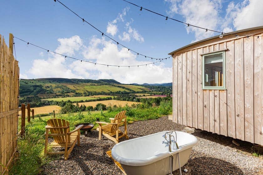 Sitting-out-area | Woodside Hut 3 - Woodside Croft, Strathpeffer