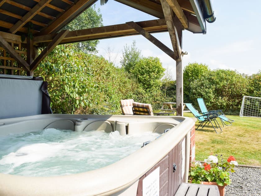 Hot tub | Heyope Cottage - Mill Farm Holiday Cottages, Heyope, near Knighton