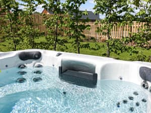 Hot tub | Water Lily Cottage - Ashlin Farm Barns, Dunholme, near Lincoln