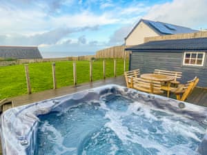 Hot tub | Wyn y Mor, Gwbert-on-Sea