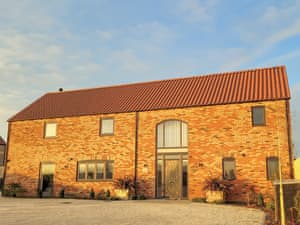 Front garden and driveway | The Sycamores - Ashlin Farm Barns, Dunholme, near Lincoln