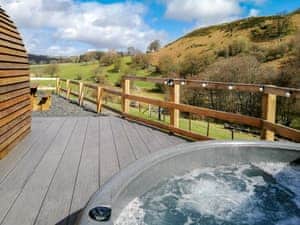 Hot tub | Glampio Trysor Merddwr - Glampio Trysor, Corwen, near Bala