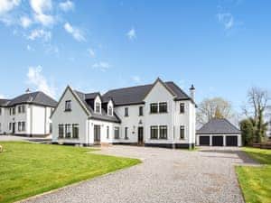 Exterior | Stag Manor - Perfect Manors, Kirkhill, near Inverness
