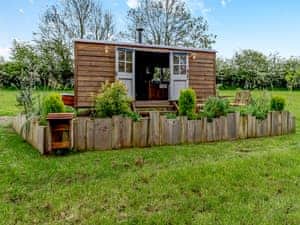 Exterior | Willow Shepherd&rsquo;s Hut - Shropshire Glamping, Telford