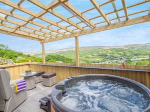 Hot tub | Hoglet Cottage, Ammanford