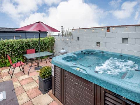 Hot tub | Pebbles Reach - Blue Anchor House, Blue Anchor, near Minehead