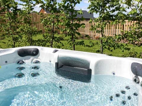 Hot tub | Water Lily Cottage - Ashlin Farm Barns, Dunholme, near Lincoln