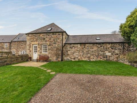 Garden and parking area  | Puffin Cottage - Bayside and Puffin Holidays, Bamburgh