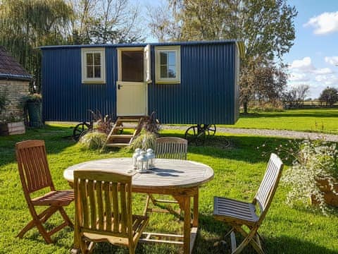 Exterior | Molly The Shepherds Hut, Lew, near Bampton