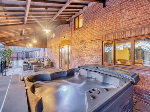 Hot tub | Barn House, Friskney, near Skegness