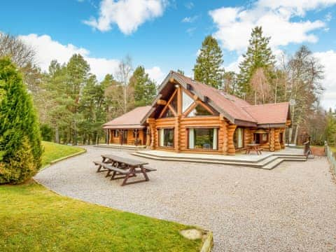 The front garden  | Mountain Bear Lodge, Nethy Bridge, near Aviemore