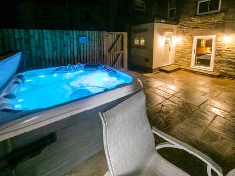 Hot tub | The Opera Suite - Foxlow Grange, Harpur Hill, near Buxton