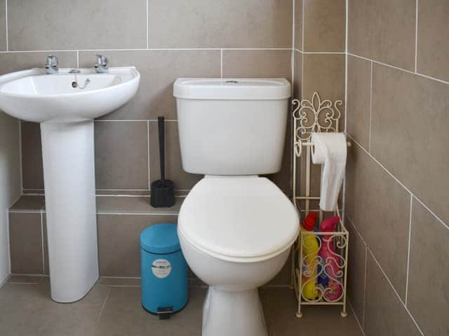 Bathroom | Bobby Buoy - South Beach Apartments, Hunstanton