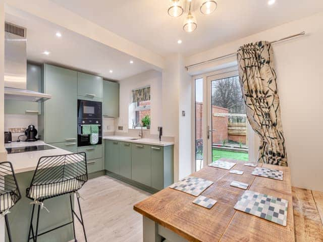 Dining Area | Victoria&rsquo;s Retreat - Lincoln Retreats, Lincoln