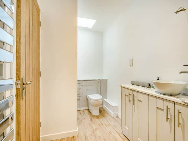 En-suite | Valley View - Hole Farm, Alderbury, near Salisbury