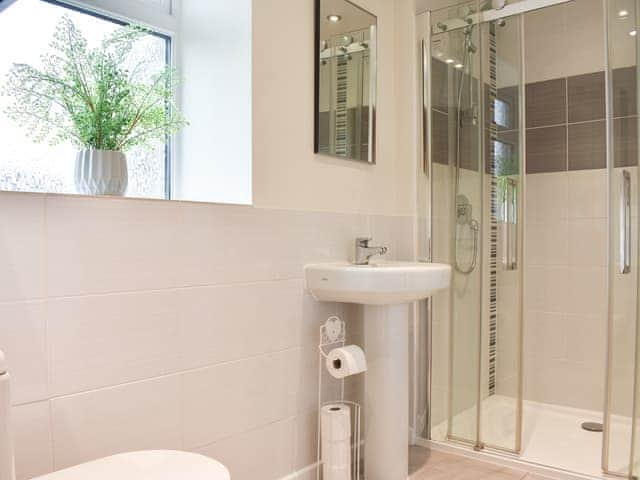 En-suite | High Dale Cottage, Bellerby, near Leyburn