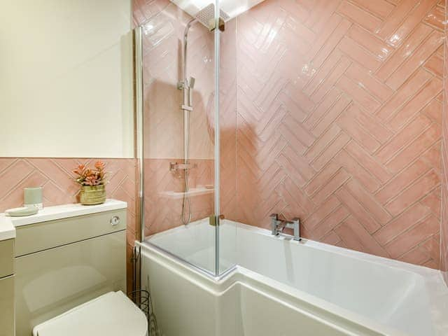 Bathroom | Pomeroy - Home Farm Barns, Little Steeping