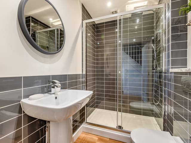 Shower room | Pomeroy - Home Farm Barns, Little Steeping