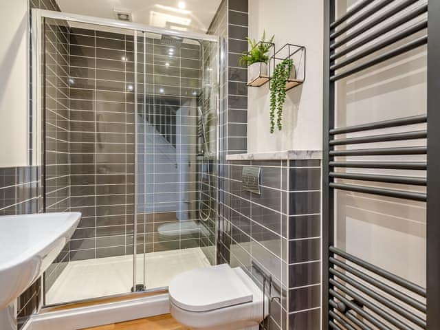 Shower room | Pomeroy - Home Farm Barns, Little Steeping