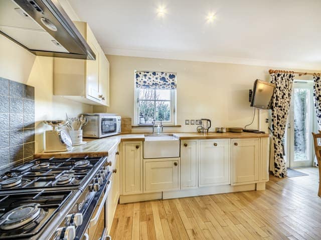 Kitchen | The Milking Parlour - Ellingham Cottages, Ellingham