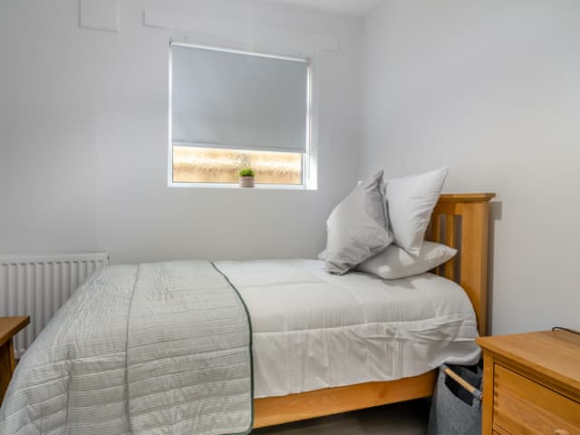 Single bedroom | Roslyn, Hornsea