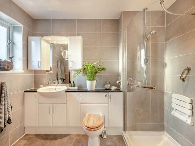 En-suite | Pear Tree Cottage, Southburgh, near Thetford