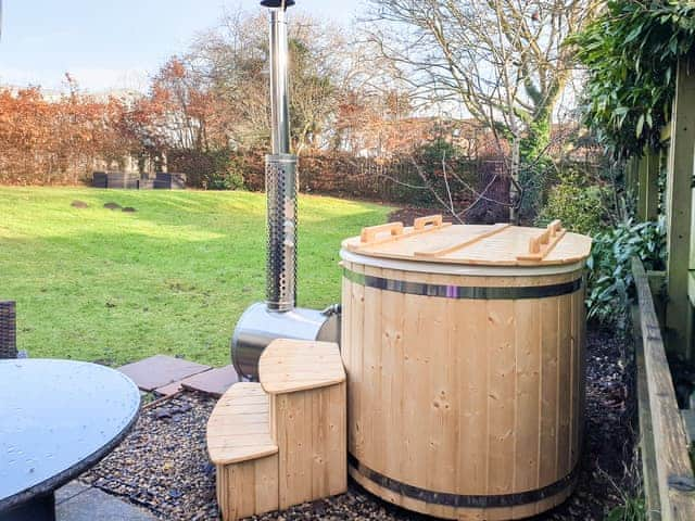 Wood-fired hot tub | The Old Granary, Barton-le-Willows