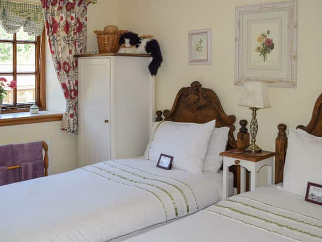 Twin bedroom | The Granary, Brighstone