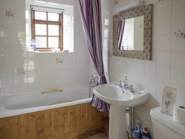 Bathroom | The Granary, Brighstone