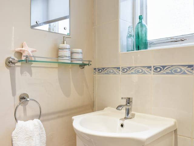 Bathroom | Sea Dog Cottage - White Horse Yard Cottages, Whitby