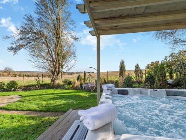 Hot tub | Brittons Hill Cottage, Kenardington, near Ashford