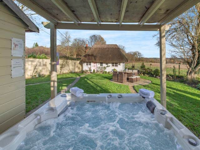 Hot tub | Brittons Hill Cottage, Kenardington, near Ashford