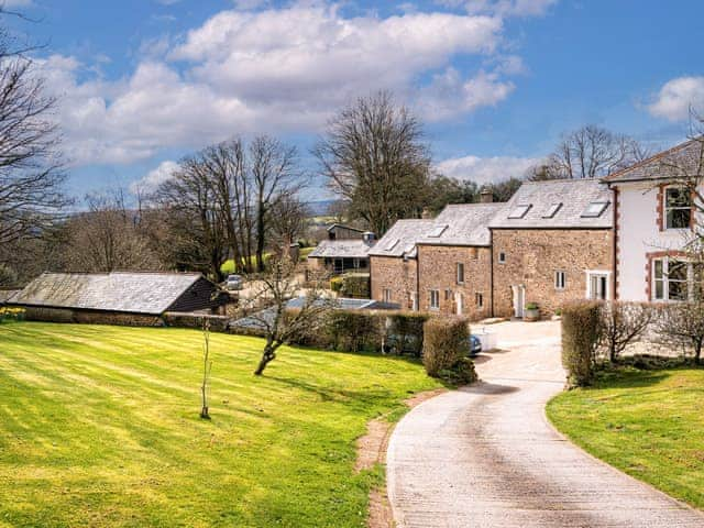 Setting | Torfield - Lower Elsford Farm, Lustleigh, near Bovey Tracey