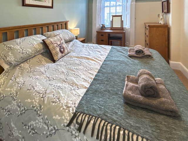 Lovely king size bedroom | Old Milverton, Grassington