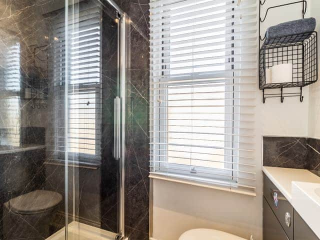 En-suite | Chandler&rsquo;s Cottage, West Mersea