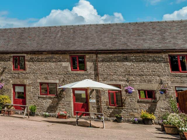 Pine Cottage - Rchp140, sleeps 12 in Leek.