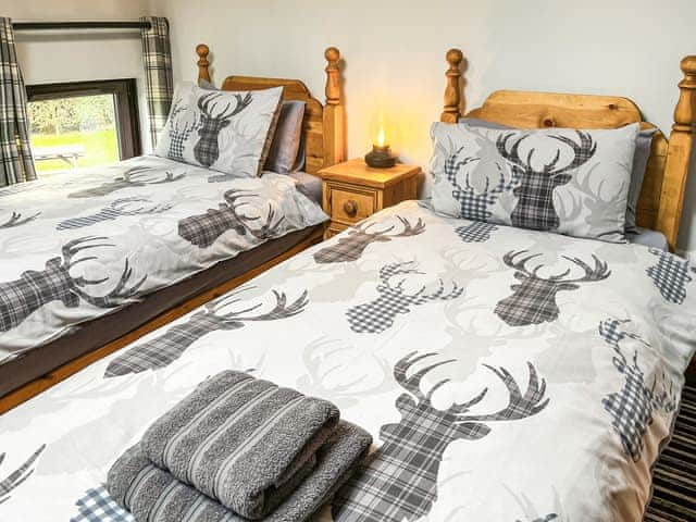 Twin bedroom | Lathkill Cottage - Burton Manor Farm, Bakewell