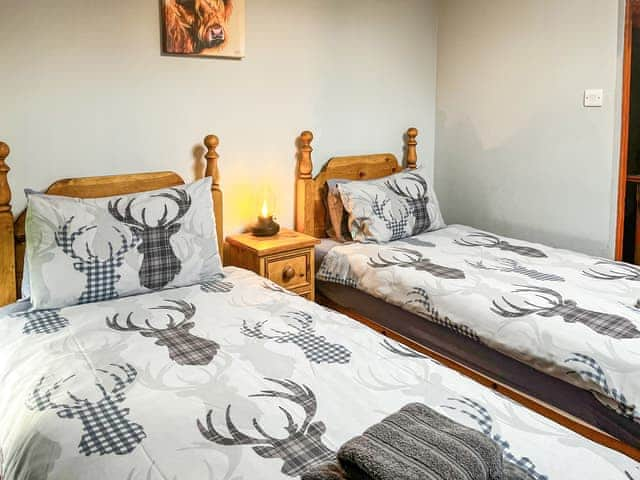 Twin bedroom | Lathkill Cottage - Burton Manor Farm, Bakewell