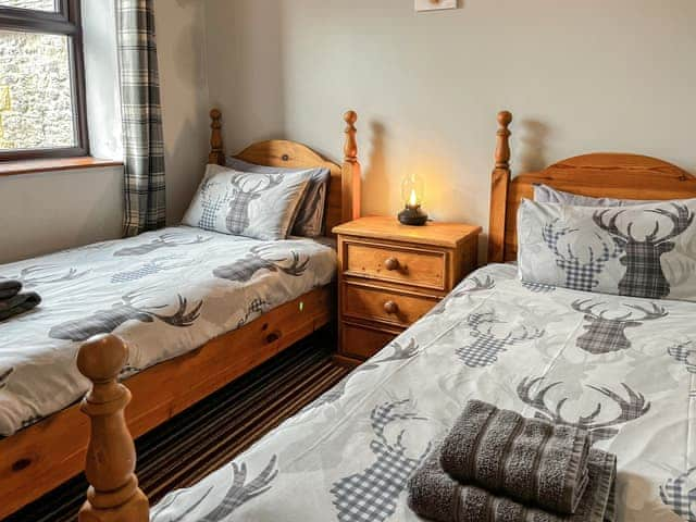 Twin bedroom | Haddon Cottage - Burton Manor Farm, Bakewell