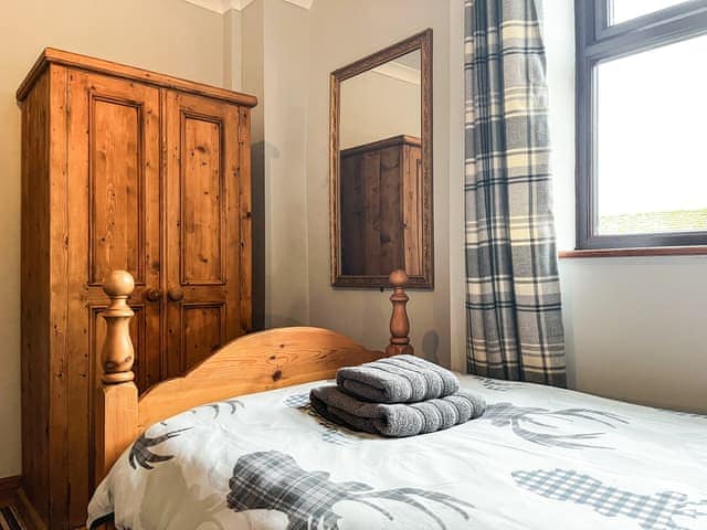 Twin bedroom | Haddon Cottage - Burton Manor Farm, Bakewell