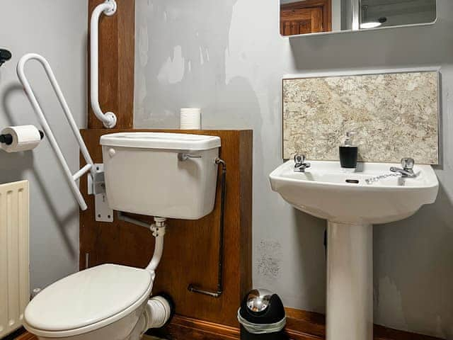 Shower room | Haddon Cottage - Burton Manor Farm, Bakewell