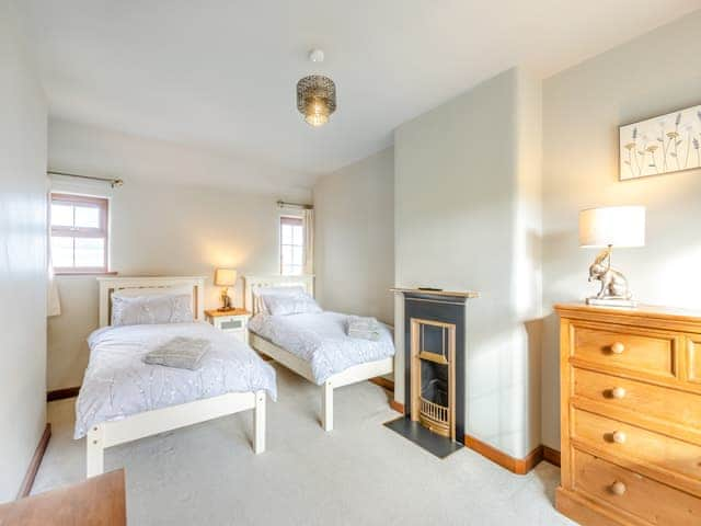 Twin bedroom | The Farm House - Quarry Hill Farm, Shipton-Under-Wychwood