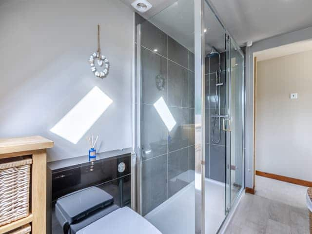 Shower room | The Farm House - Quarry Hill Farm, Shipton-Under-Wychwood